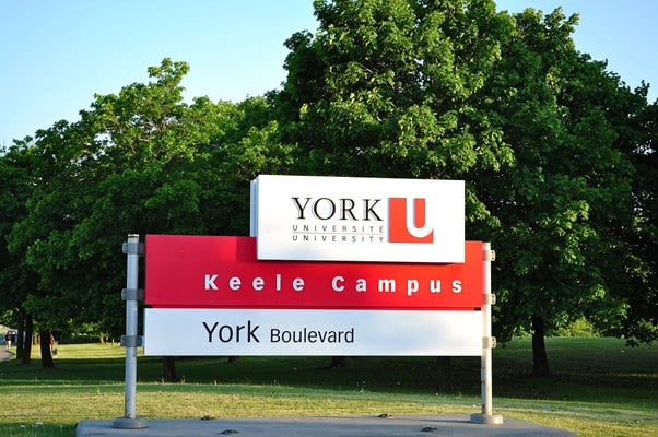 Read more about the article Benefits of Pylon Signs in Universities