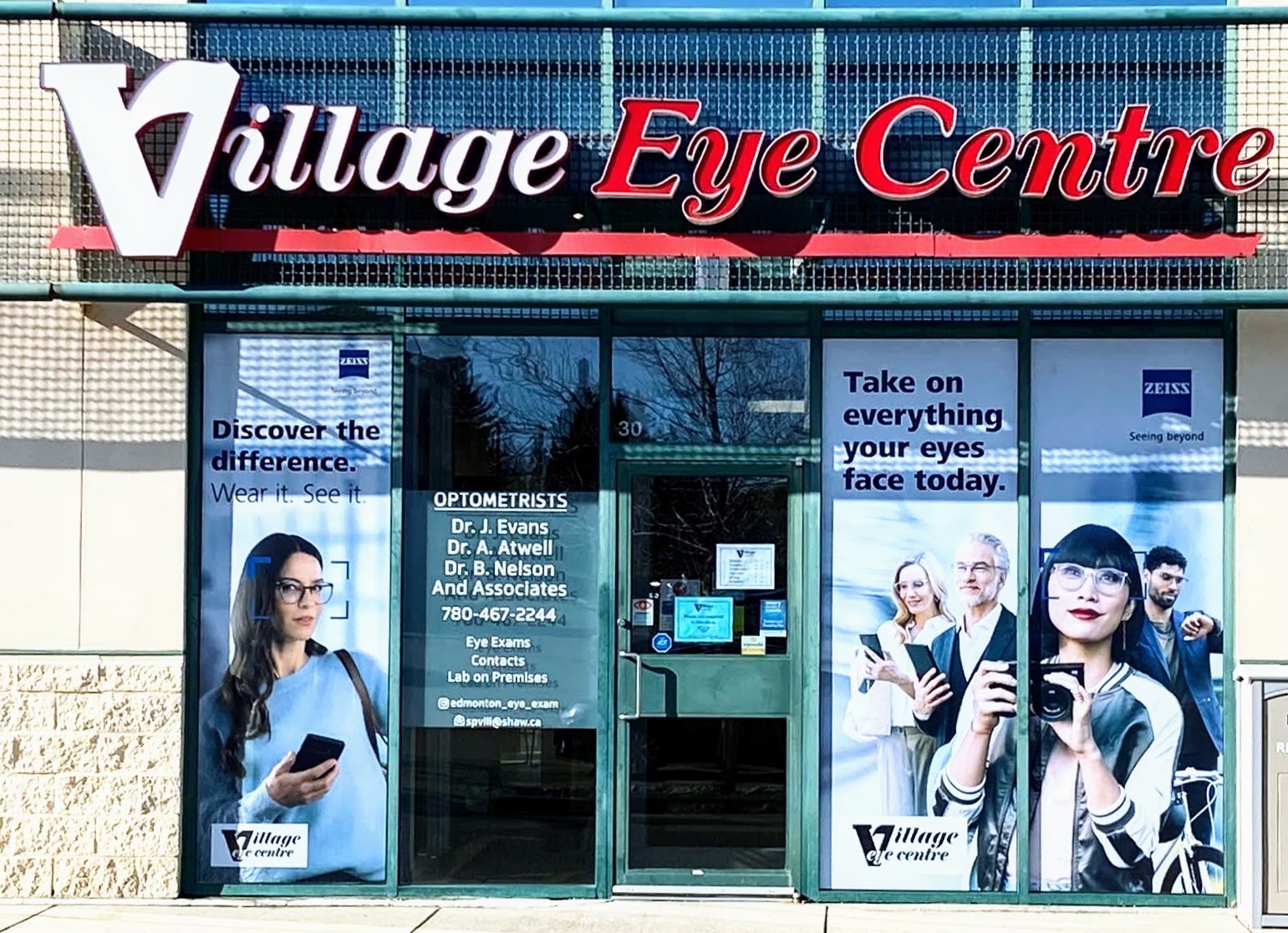 Read more about the article Storefront Signs That Attract: What Works and What Doesn’t